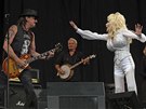 Glastonbury 2014: Richie Sambora (vlevo) byl hostem koncertu Dolly Partonové