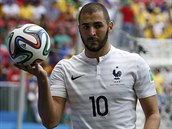 DÁM S NÍM GÓL? Karim Benzema, útočník fotbalové Francie, má v ruce míč jménem...
