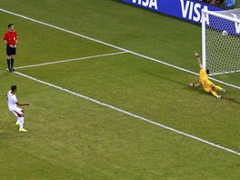 ROZHODUJ�C� PENALTA Kostarick� obr�nce Michael Uma�a jako p�t� v po�ad� st��l�...