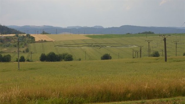 Kruhy v obil� u Boskovic. Pohled z d�lky. P��padem se zab�vaj� i jihomorav�t� policist�. (28. �ervna, 2014).