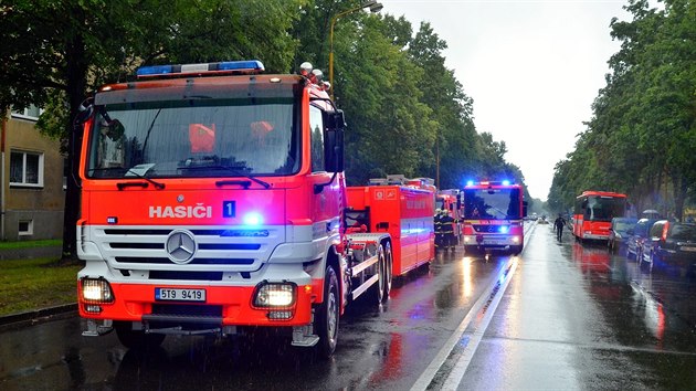 Hasii na Nrodn td v Havov, kde v jednom z dom vybuchl plyn. (30. ervna 2014)