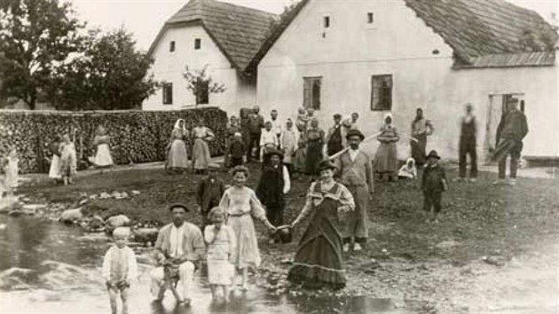 Pvodn obyvatel obce Albe, nmecky Albern. Dnes u stoj jen jeden z obou dom a potok je sveden do koryta.