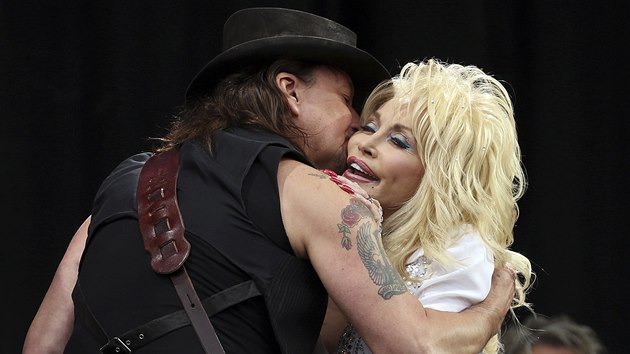 Glastonbury 2014: Richie Sambora se zdrav s Dolly Parton