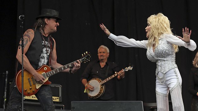 Glastonbury 2014: Richie Sambora (vlevo) byl hostem koncertu Dolly Partonové