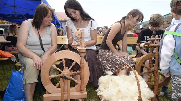 Lidé si mohli vyzkoušet pletení vlny a další tradiční práce.