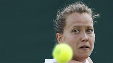 DIVÁ BÁRA. eská tenistka Barbora Záhlavová-Strýcová sleduje míek v osmifinále...