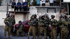 Izraelská armáda pi pátrání po poheovaných chlapcích.