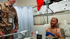 Zranný australský voják v péi eských léka v Kábulu