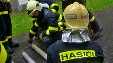 Hasi�i p�i zásahu po explozi plynu v centru Haví�ova. (30. �ervna 2014)