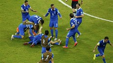 ŘECKÁ RADOST Řečtí fotbalisté se v osmifinále MS proti Kostarice radují po...