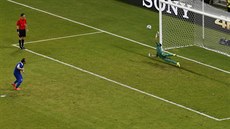 ROZHODUJÍCÍ ZÁKROK Kostarický branká� Keilor Navas vyrá�í st�elu �eckého...