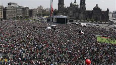 Fanoušci fotbalistů Mexika sledují na náměstí Zocalo v hlavním městě Mexico...