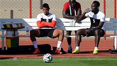 Kevin-Prince Boateng (vlevo) a Michael Essien odpoívá bhem tréninku na MS v...