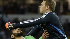 Nmecký branká Manuel Neuer boxuje mí i s alírským kapitánem Rafíkem...