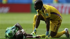 TO NENÍ DOBRÉ. Nigerijský brankář Vincent Enyeama se sklání ke spoluhráči...