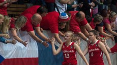 eské basketbalistky do 17 let se zdraví s fanouky