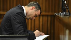Oscar Pistorius se po msíci vrátil k soudu v jihoafrické Pretorii (30. ervna...