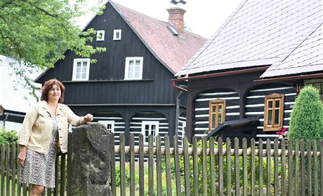 Starostka Rové na Dínsku Helena Kíková u malebných chaloupek na Kamenické...