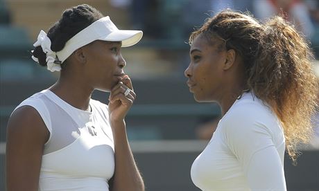 KDO S KOHO. Venus (vlevo) a Serena Williamsovy se na US Open utkají v mimoádn atraktivním mai. 