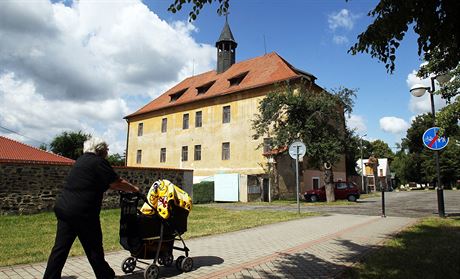 V budov zámeku z 18. století mlo Hraditko obecní úad, vinárnu a knihovnu....