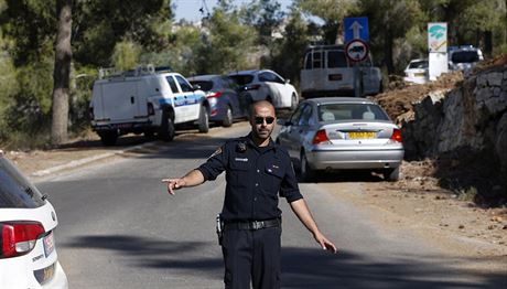 Izraelský policista odklání dopravu od místa, kde bylo nalezeno tlo...