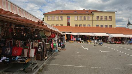 Trnice u základní koly ve Vyí Brod mla skonil do poloviny ervence. Jene obchodníci prodávají dál.