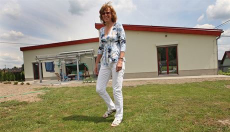 Jiina Fereníková u svého nov postaveného domu v Doubrav na Karvinsku.
