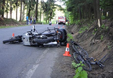Sráka motocyklu s cyklistou skonila na Trutnovsku netstím....