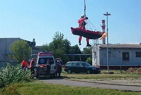 Mladík uprosted noci vlezl na dvanáct metr vysokou budovu v areálu bývalých...