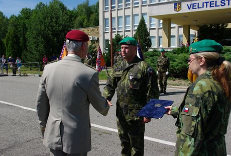 Rotný Zbynk anta pebírá estný odznak AR Za zásluhy III. stupn od...