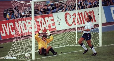 Anglický branká Peter Shilton (vlevo) v semifinále MS 1990 od nmeckého...