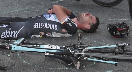 Mark Cavendish po pádu ve spurtu první etapy Tour de France
