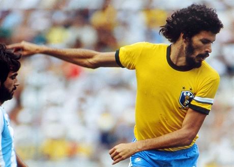 Brazilský fotbalista Socrates na mistrovství svta 1982.