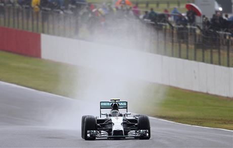 Nico Rosberg si na mokré trati v Silverstonu jede pro vítzství v kvalifikaci. 