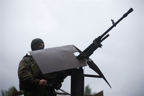 Proruský separatista steí kontrolní stanovit v Doncku (9. 7. 2014),
