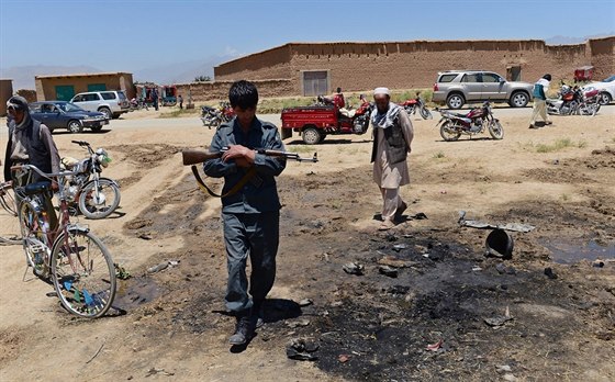 Afghánci si prohlíejí místo atentátu v provincii Parván, pi kterém zahynuli...