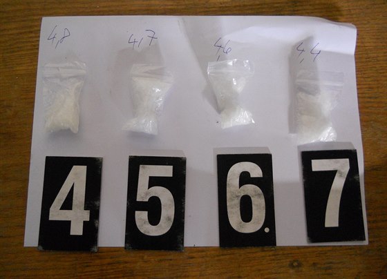 Balíčky pervitinu, které zadrželi celníci v pondělí 30. června 2014 nedaleko...