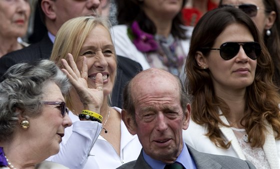 LEGENDA. Martina Navrátilová se raduje z triumfu eské tenistky ve Wimbledonu.