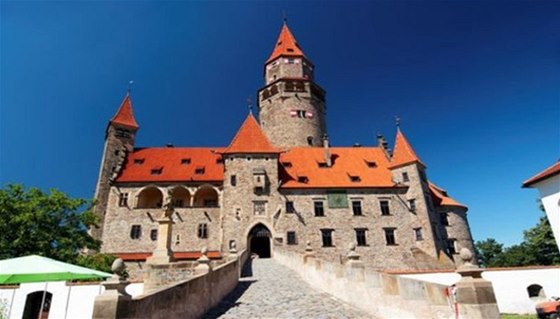 Majestátní hrad Bouzov se stal oblíbenou kulisou eských i zahraniních