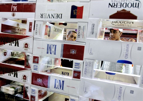 Egypané si kupují cigarety na trhu v Káhie poté, co prezident Sísí oznámil...