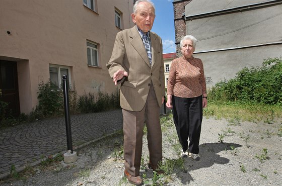 Manelé Janekovi na pozemku ped svým domem ve Farní ulici, kvli kterému léta...