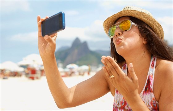 Pozdravy z letošní dovolené mohly být s odděleným roamingem ještě levnější
