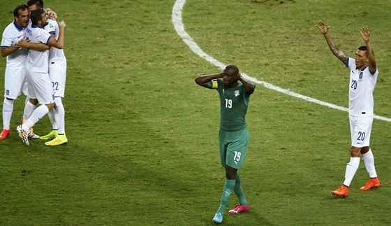 Yaya Touré (uprosted) se drí za hlavu poté, co jeho tým podlehl na...