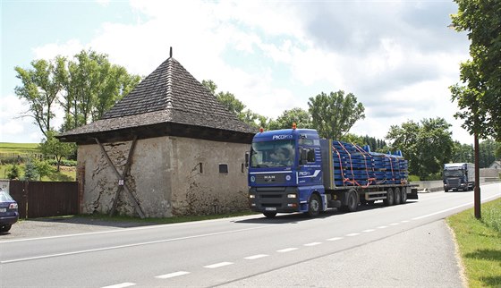 S každým dalším kamionem na sousední silnici spojující Prahu s Vídní se špýchar...