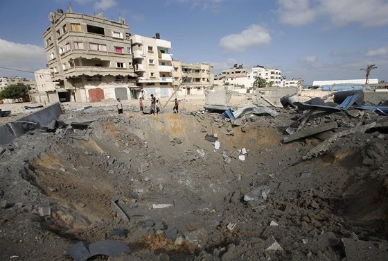 Ulice v Gaze. Kráter má podle místních Palestinc na svdomí pilot izraelského
