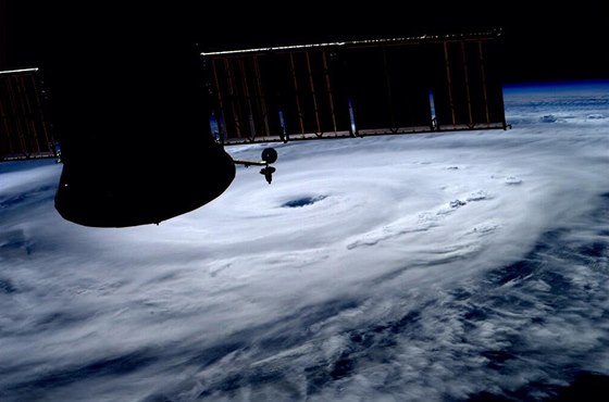 Hurikán Arthur zachytil z Mezinárodní vesmírné stanice Alexander Gerst. (3.