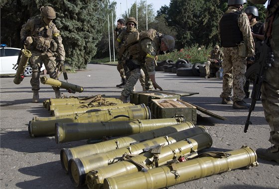 Ukrajintí vojáci shromaují zbran, které ve Slavjansku nechali ustupující