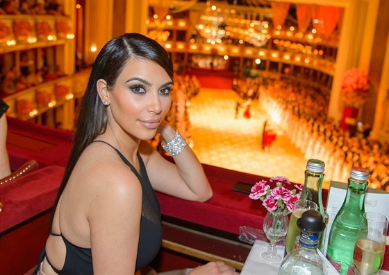 Kim Kardashianová na vídeském Plesu v Opee