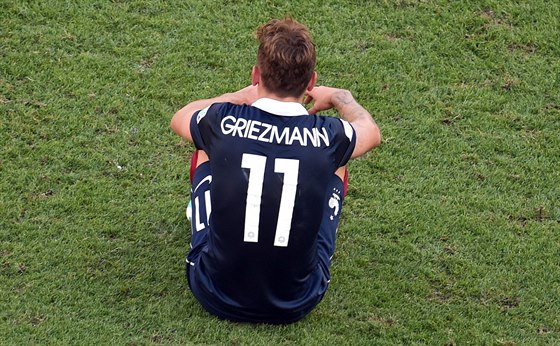 VELKÉ ZKLAMÁNÍ. Mladý fotbalista Antoine Griezmann proíval vyazení Francie...