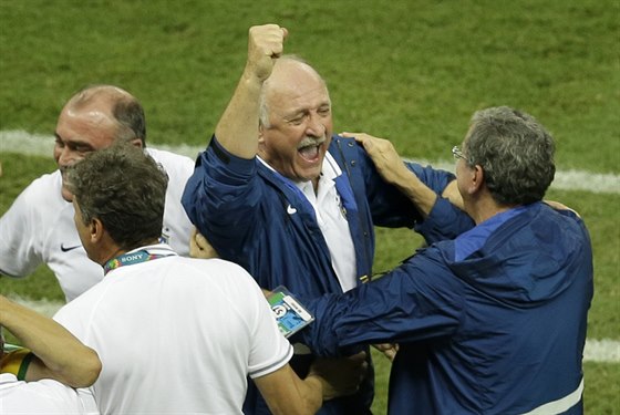 SLAVÍ I KOU. Trenér brazilské fotbalové reprezentace Luiz Felipe Scolari se...